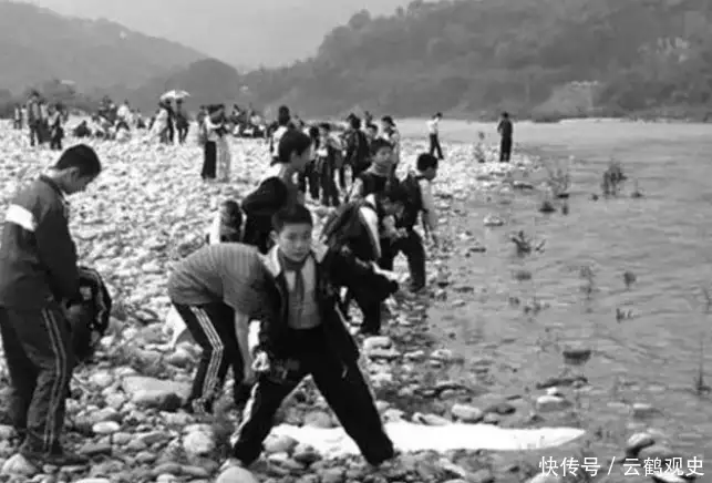 80年代老照片，放映员在广场放露天电影，白衣女子逛街身影迷人周迅半裸人体模特画曝光，一幅卖184万！