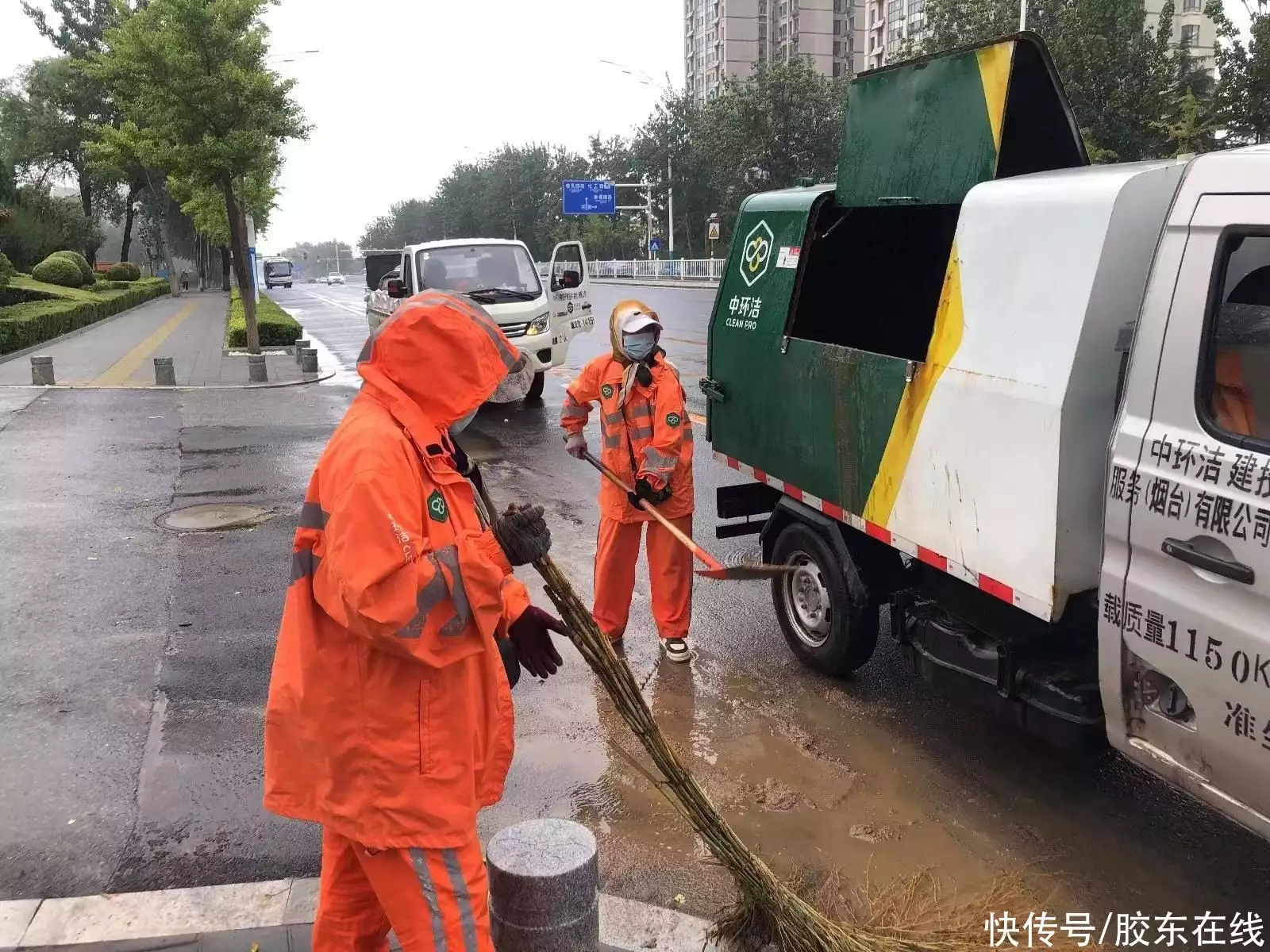 芝罘环卫雨后“排淤清黄”有保障