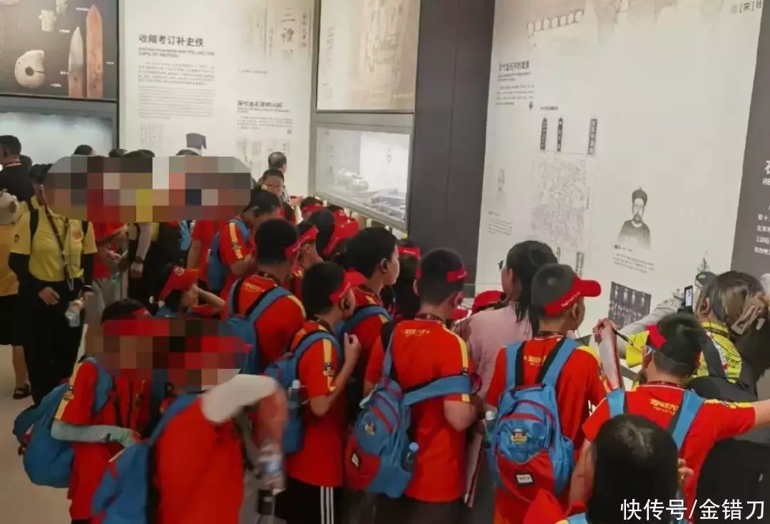 被骂上热搜,却暴赚百亿!暑期炙手可热生意,疯狂收割中学生31岁在央视春晚一举成名,观众都以为他退隐了,其实已经去世10年了(图6) 被骂上热搜,却暴赚百亿!暑期炙手可热生意,疯狂收割中学生31岁在央视春晚一举成名,观众都以为他退隐了,其实已经去世10年了(图6)