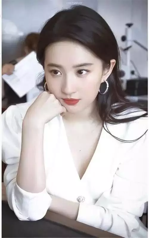 娱乐圈不少女明星，表面是“清纯女神”，实际上却是“老烟枪”吃喝嫖赌算什么？明星们自曝出的内幕，一个比一个荒唐恶心