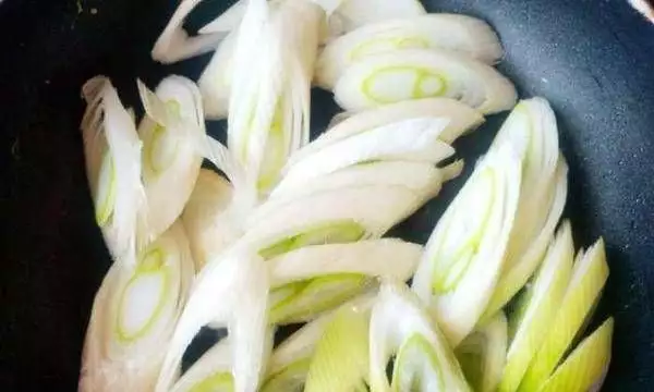 京葱酱爆蛋，洋葱味浓郁，加上新鲜鸡蛋，非常开胃