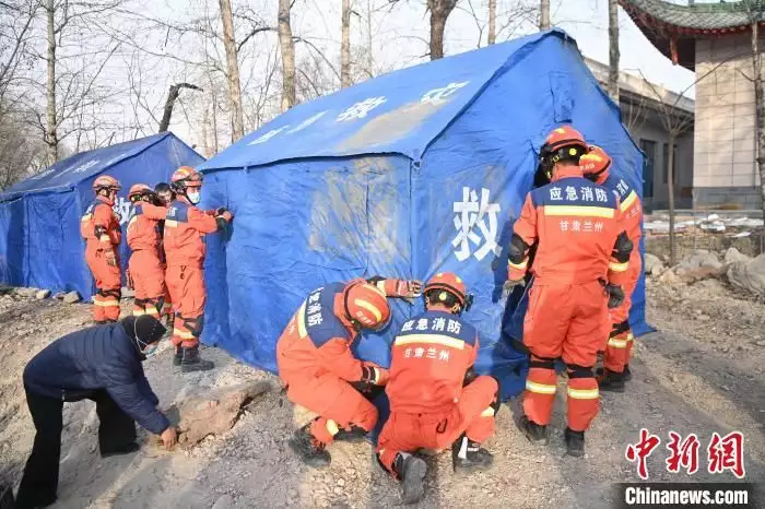 甘肃地震重灾区：自救与被救同在（甘肃地震了没） 第3张