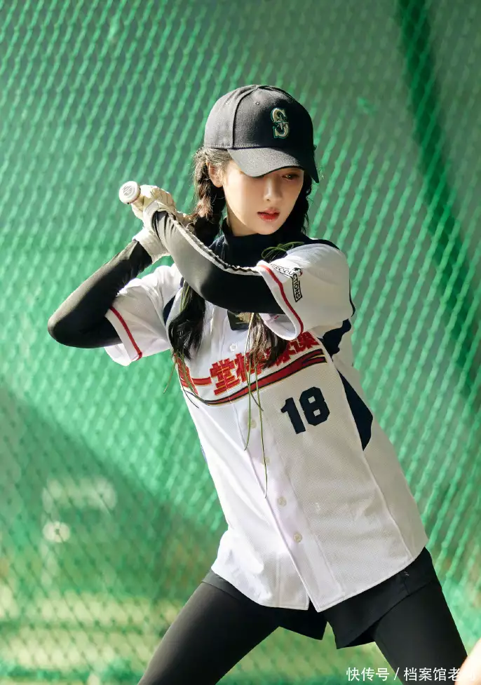 Yang Zi Dan Baseball Lesson Qi Mei Zhao Meng Turn the netizen with a double twist braid into a baseball girl broadcast article