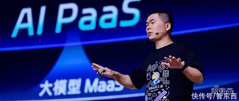 钉钉全产线智能化：推出AI PaaS平台，大模型调用5分钱/次，两代“掌舵人”到场见证裸而不色，她比煙花寂寞┃匈牙利女摄影师Noell S. Oszvald的作品