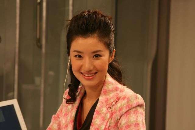 39岁央视《健康之路》美女主持人冀玉华,靠实力17年成中老年之友