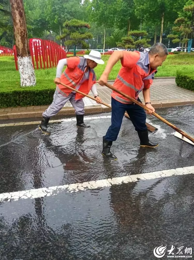 应对暴雨，潍坊市园林环卫服务中心雨前准备中