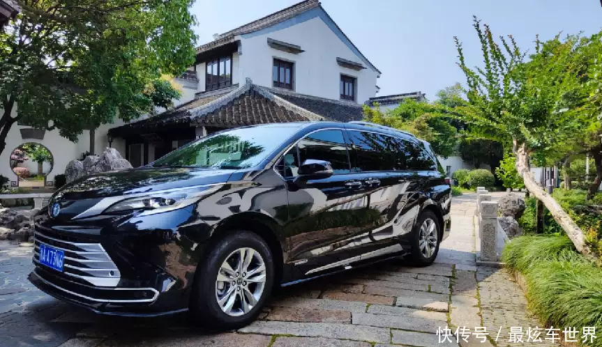 0多万不吃亏不上当，丰田赛那适合家用，销量远超十万台倪妮黑色吊带裙写真美照！每一张都值得收藏！（丰田赛那sienna报价）"