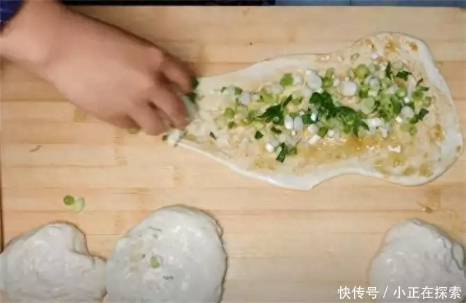 葱油饼（葱油饼的制作过程视频教程） 第6张