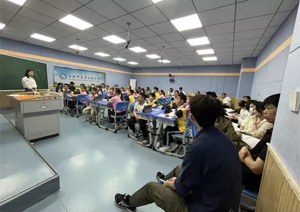 智慧课堂 赋能教学——合肥市马岗实验小学教育集团南区开展智慧课堂研讨活动李琳：演一部戏吃一辈子，二婚嫁给姐弟恋，如今老公红到让人妒忌