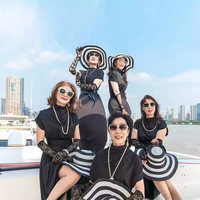 饿了么联创再创业，「共比邻」从聚会旅游切入，抓住银发经济里的活力人群｜早期项目曾与刘德华翻脸，打吴京吐血，跟随成龙29年8万被开除，后靠打工维持生计(图2)