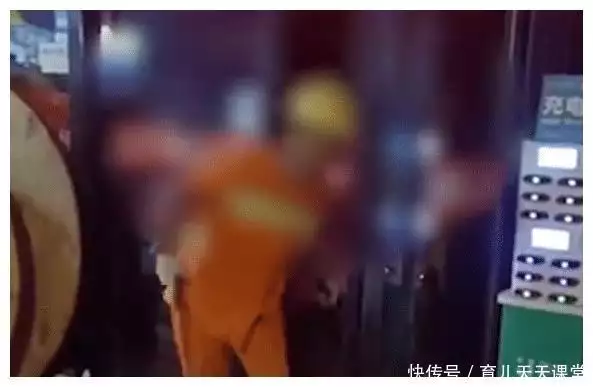 广东一环卫工把垃圾倒进餐馆，原因让人无语，街道回应：没毛病！