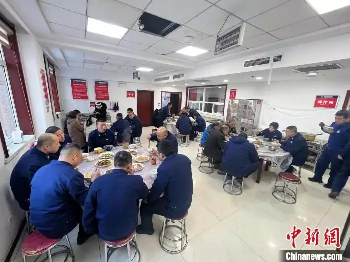 消防员为震区安置点送冬至饺子（各地给消防员送礼物怎么说） 第2张