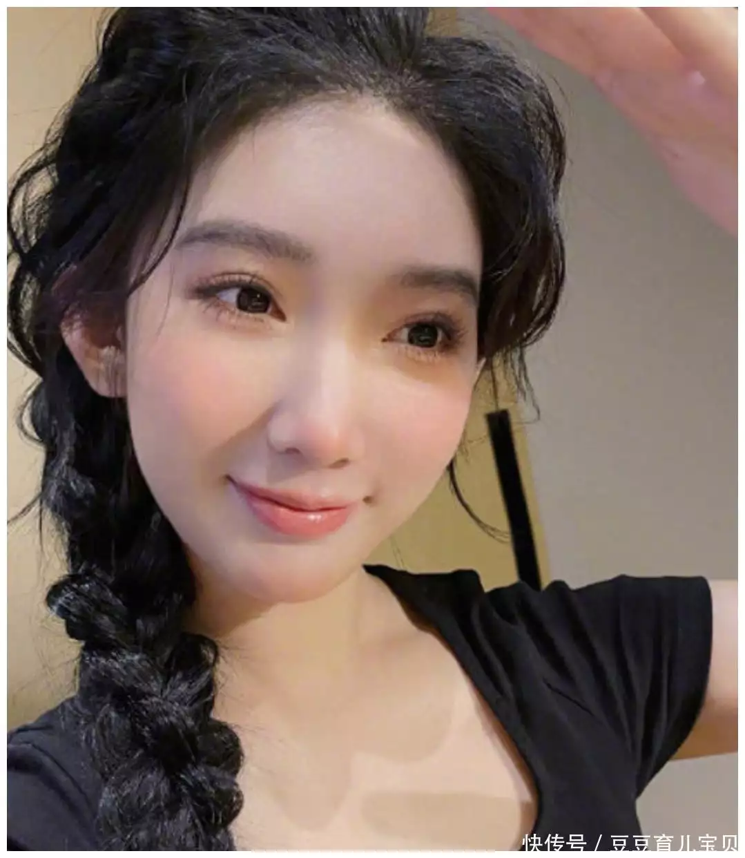 吓人!都美竹回应被举报诈欺影迷20万,借钱不还却偷偷买了别墅女子伴著女同事的手走在路上,被出差回来的丈夫看到:你们很合得来(图5) 吓人!都美竹回应被举报诈欺影迷20万,借钱不还却偷偷买了别墅女子伴著女同事的手走在路上,被出差回来的丈夫看到:你们很合得来(图5)