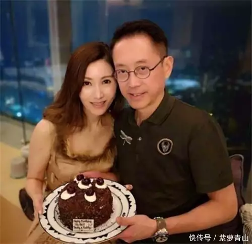 爷爷给侄子留下200亿财产,但每月只能领10万,全部领完需1.6一万年女子持证时从房管局走出来,男子急着结婚上前搭话:做我老婆吧(图3) 爷爷给侄子留下200亿财产,但每月只能领10万,全部领完需1.6一万年女子持证时从房管局走出来,男子急着结婚上前搭话:做我老婆吧(图3)