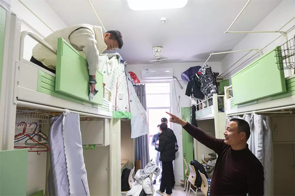 不少学生和家长表示，家长陪着学生一起进校园，进寝室，感觉温馨不少。此外，还有个别学生此前由于当地疫情