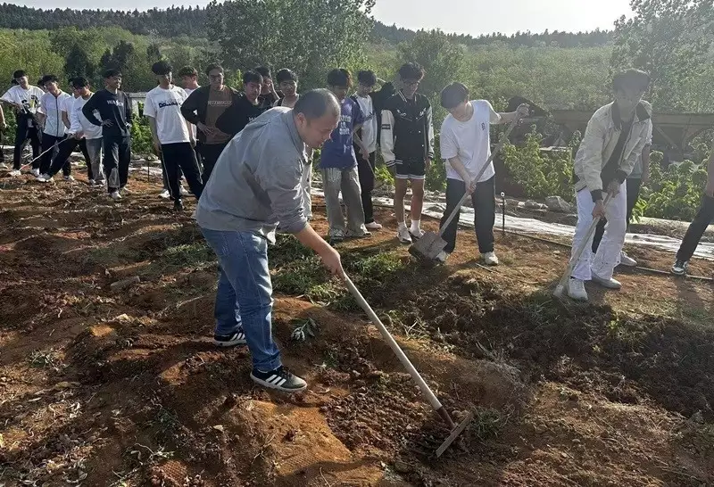 青岛理工大学临沂校区组织师生开展农作物种植劳动实践活动61岁港星宣布脱单！牵手东北女友甜蜜表白，曾与小23岁女星恋爱