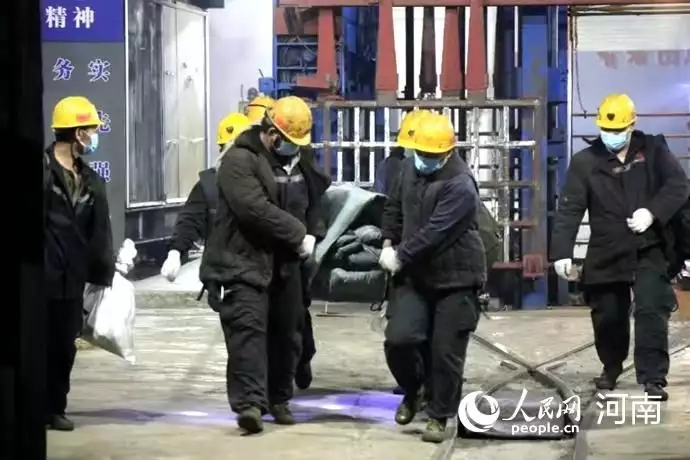 平顶山煤矿事故一名被困人员升井 仍有5人失联人间悲剧，3岁女孩活活饿死，被困家中17天！两名民警被判刑