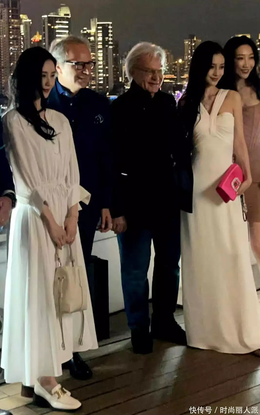 刘诗诗连夜赶飞机,同款千元衬衫卖断货因为行程比较赶,当天晚宴刘诗诗