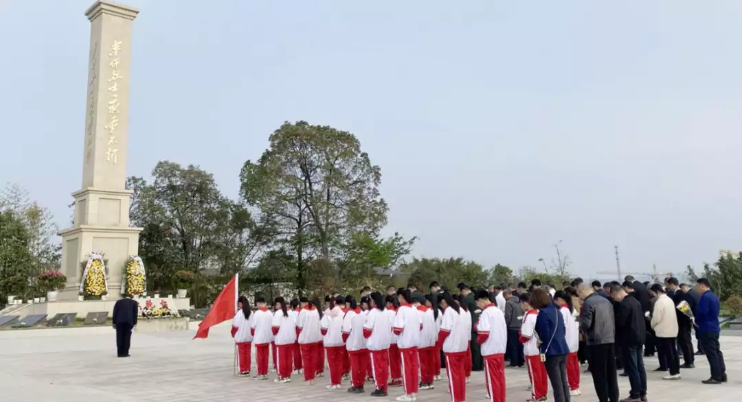 四川威远开展清明祭英烈主题党团日活动毛主席新画像挂上天安门，北京市民质疑：主席的耳朵怎么只有一只