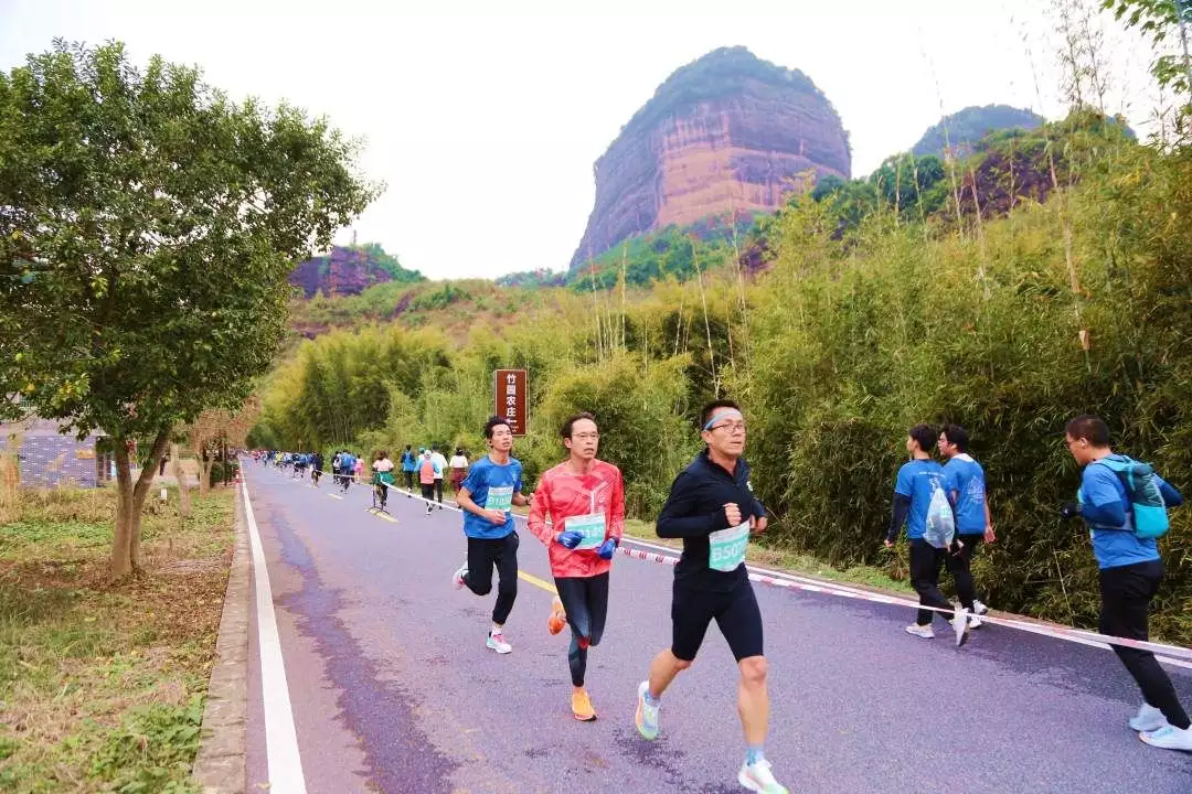 2023丹霞山马拉松赛鸣笛开赛