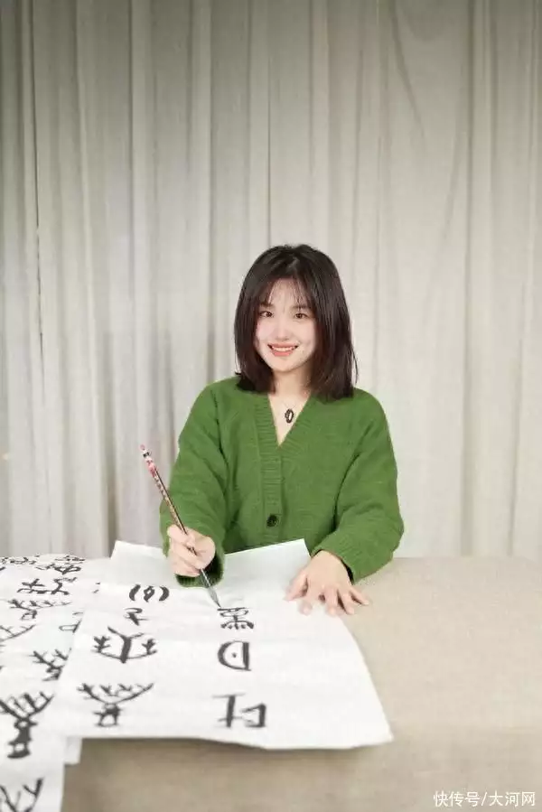 了不起的甲骨文丨“95后”女孩科普甲骨文火出圈 让三千年前的人与事“近在眼前”古代皇帝的龙袍不能洗,脏了臭了怎么办 了不起的甲骨文丨“95后”女孩科普甲骨文火出圈 让三千年前的人与事“近在眼前”古代皇帝的龙袍不能洗,脏了臭了怎么办