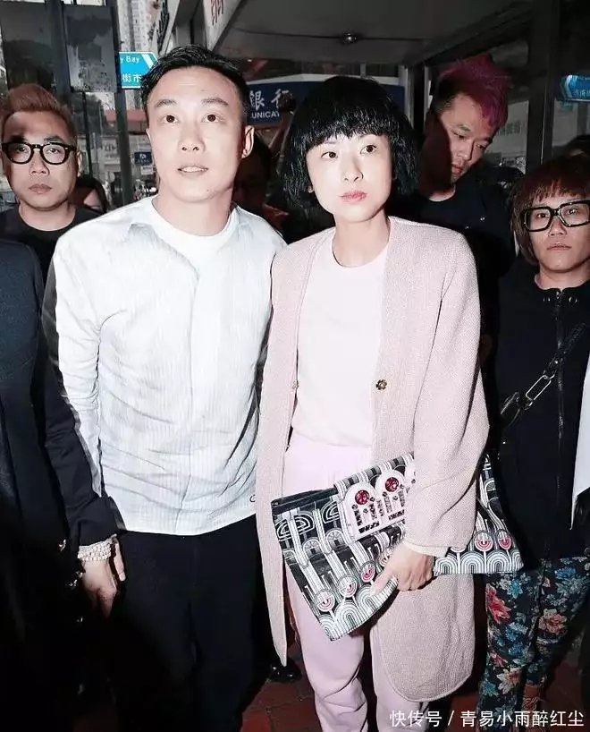 徐濠萦晒全家合照跨年，一家三口合体幸福满溢，19岁女儿近照曝光突然官宣二婚！今晚的瓜，整个娱乐圈都比不了……