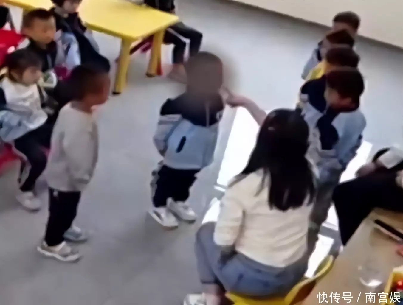 幼师多次脚踹幼儿并扇脸 已被拘（幼儿园几名老师脚踹学生视频） 第1张