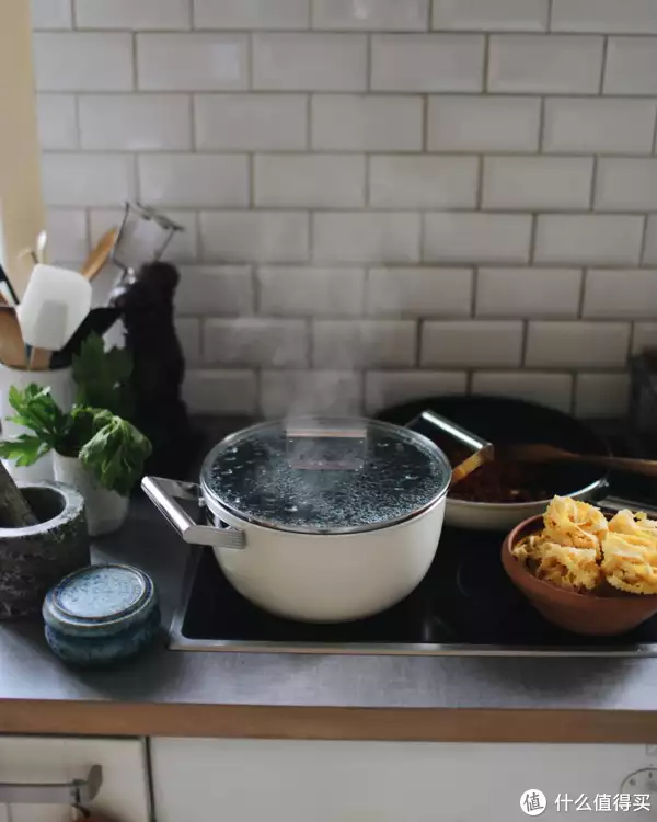 家里精致的厨房里面，怎么可以少了斯麦格的锅具呢？2020年，富商张小波到银行提额遭讽刺，一怒取走全部存款(图3)