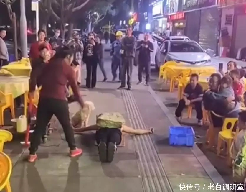 Life is not easy!The husband and wife performed a big stones on the streets of Shenzhen, and the girl was scared to tighten her father to broadcast articles
