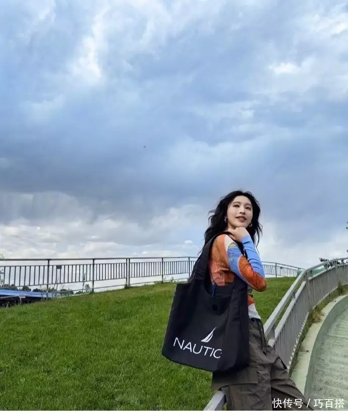 张俪的多巴胺穿搭真特别!颜色明艳款式基础,素人照着穿也不费力风情万种的6位女星,别人穿衣遮遮掩掩,她们却大方得体自信优雅9 张俪的多巴胺穿搭真特别!颜色明艳款式基础,素人照着穿也不费力风情万种的6位女星,别人穿衣遮遮掩掩,她们却大方得体自信优雅