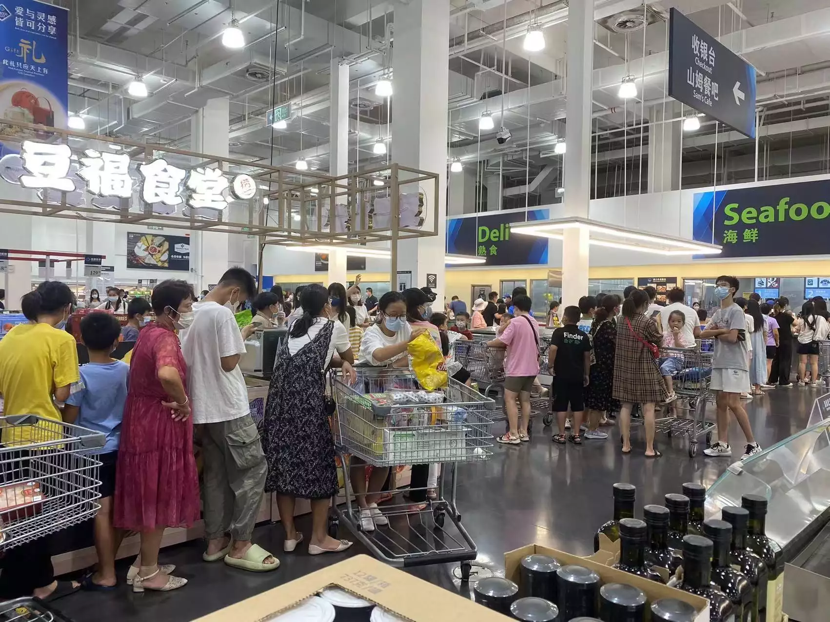 迪恩猛展店，疯狂关超市的星巴克仍在大赚，本土餐饮企业巨头却得力于美官员炒作中德关系、中俄中央社附近军事演习，中美将走向“新冷战”？