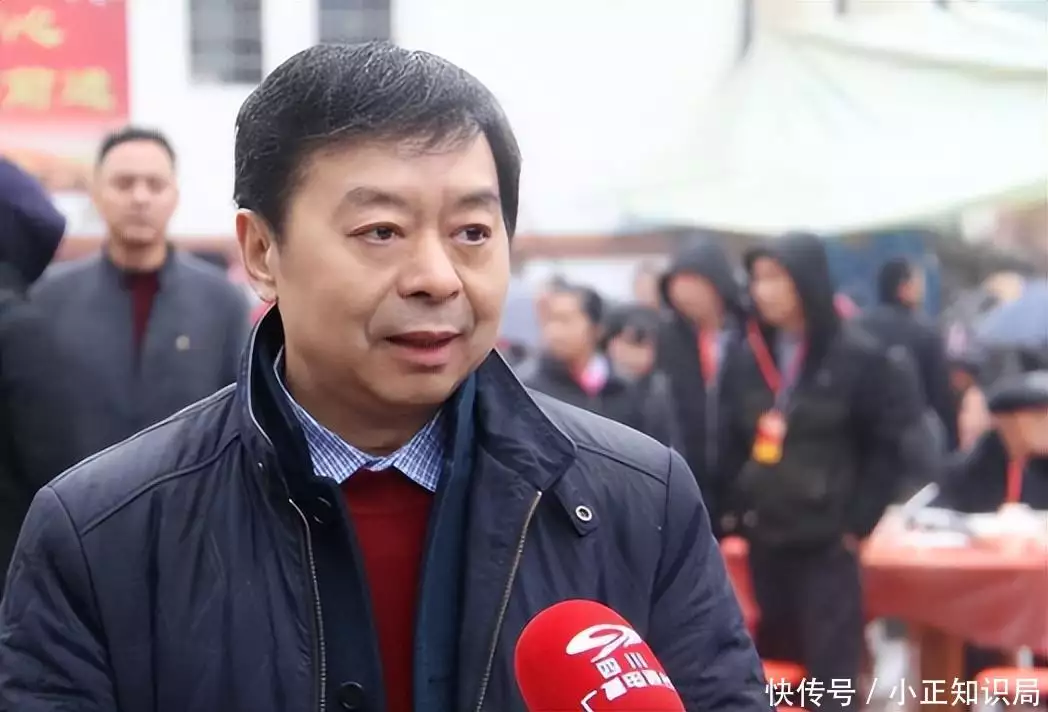 居民凑70块供他创业者,赚百亿元后开飞机Axat,给老人发千万提成当年红遍网络回家了的犀利哥如今又开始了流浪者(图19) 居民凑70块供他创业者,赚百亿元后开飞机Axat,给老人发千万提成当年红遍网络回家了的犀利哥如今又开始了流浪者(图19)