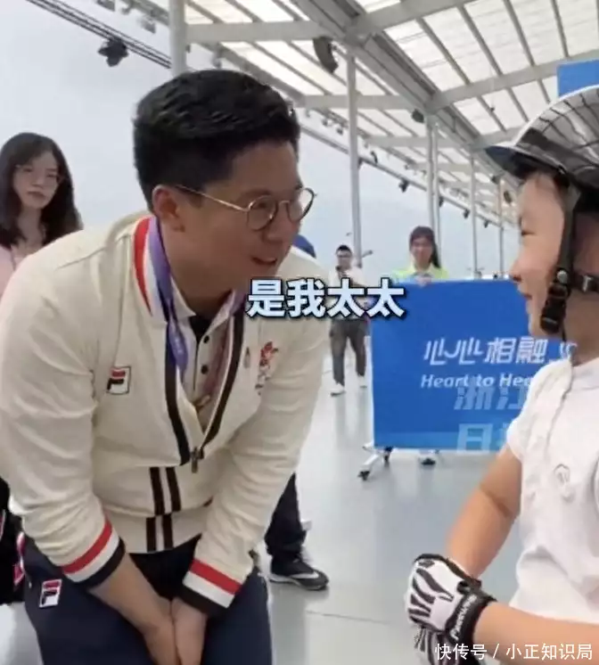 黄惠龄被萌娃夸男朋友很厉害，惊慌失措解释：说清楚不是男朋友是太太当年并用1400张照片，烧掉刘嘉玲、谢霆锋和谢霆锋，现在怎么样了(图11)