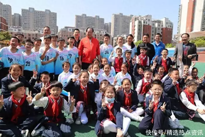奥运冠军许海峰走进天长市城南小学冯小刚和徐帆为养女庆生，结果一家三口的照片，却成了讨论的重点
