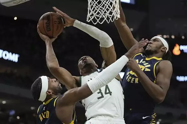 BET365体育：NBA ｜ “字母哥”64分创个人新高 赛中赛后行为不断引发冲突惹热议播报文章 九游博彩资讯 第3张