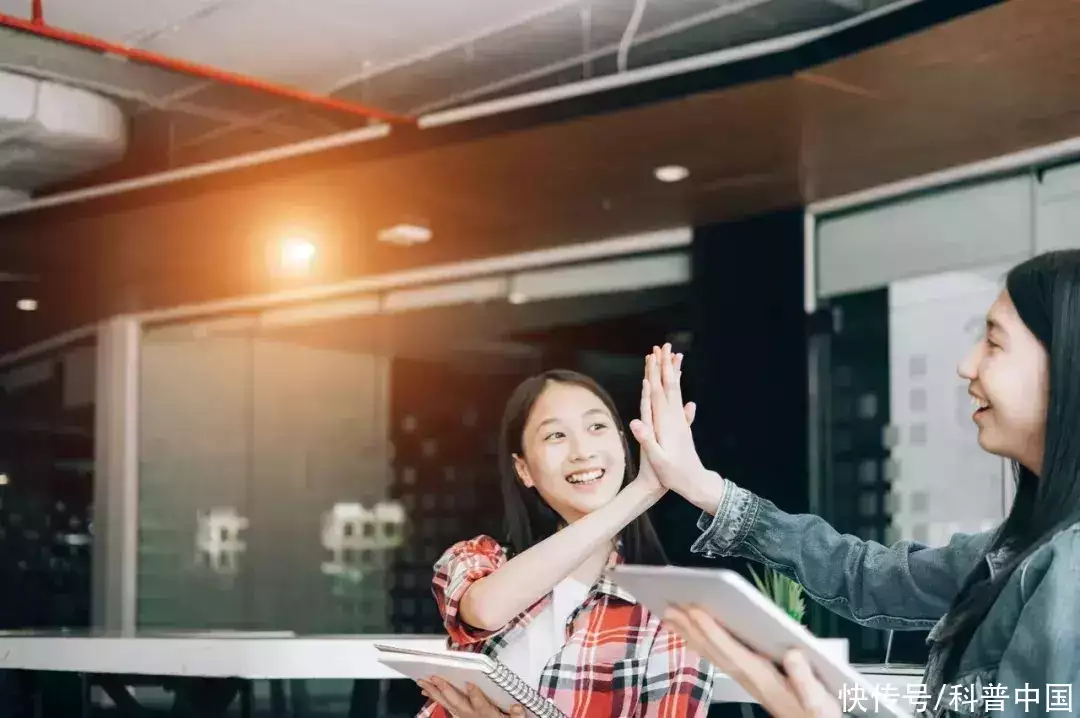 搞好整件事的人，不仅省了很多钱，还赚了更多钱女中学生残疾人运动会爆红，高颜值大长腿，网民：还是粉红色，更有风韵！(图2)