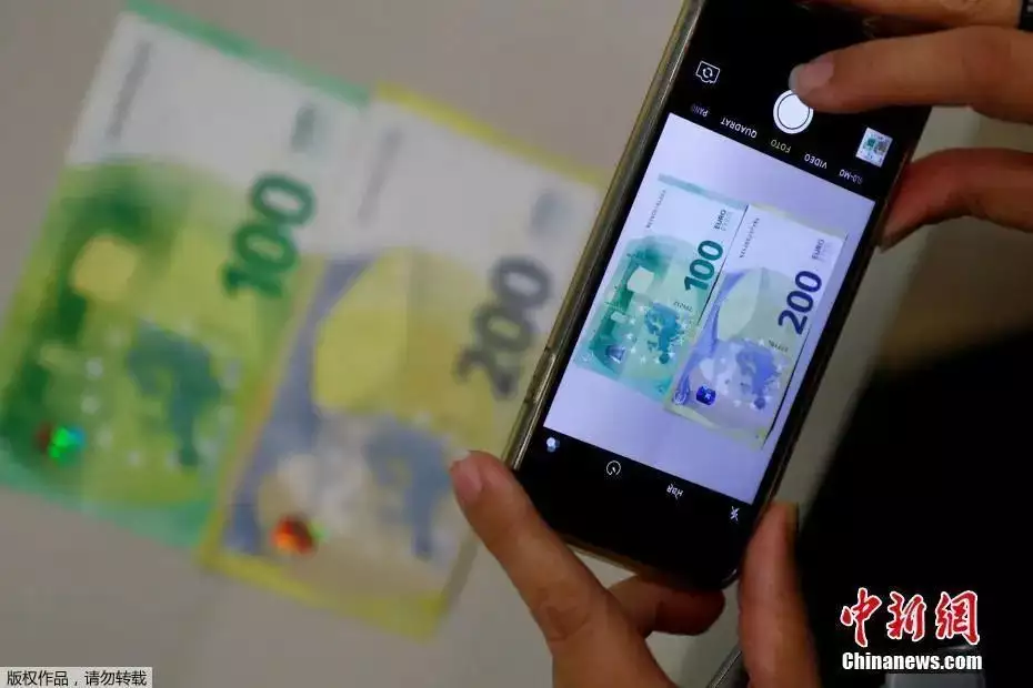 资料图：100欧元和200欧元钞票 　　中新社记者：您在谈论年初的欧美银行