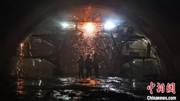 青岛胶州湾二隧施工至海面下115米 系目前国内海底道路隧道最深深度