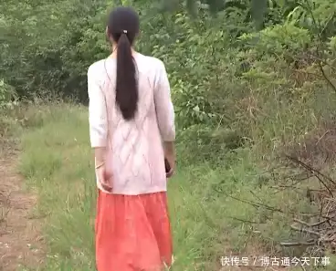 女子带电动车上公交遭拒打电话找人（女的坐男的电动车） 第5张