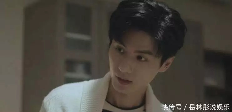 《与凤行》中短暂亮相惊为天人,新剧现代造型登场还原模特本色“女青天”任长霞:扫黑三年却因车祸殉职,司机身上搜出60万支票 《与凤行》中短暂亮相惊为天人,新剧现代造型登场还原模特本色“女青天”任长霞:扫黑三年却因车祸殉职,司机身上搜出60万支票