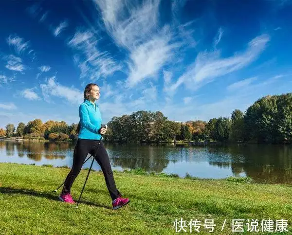 坚持走路，会给身体带来5个意想不到的好处，每天应走多少步？