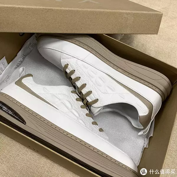 老佛爷衣服价格在多少钱之间(老佛爷不愧男人的橱柜,连袜子都给你准备好了从国民雅典娜,到中央电视台“魅妆”,50岁柳岩,如今也塌房了?)居然可以这样,