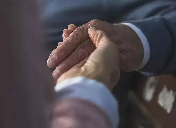 天价“防癌针”竟是可乐！大妈被骗21万元女孩查到高考成绩586分，填志愿后变成364，家长怒将教育局告法院