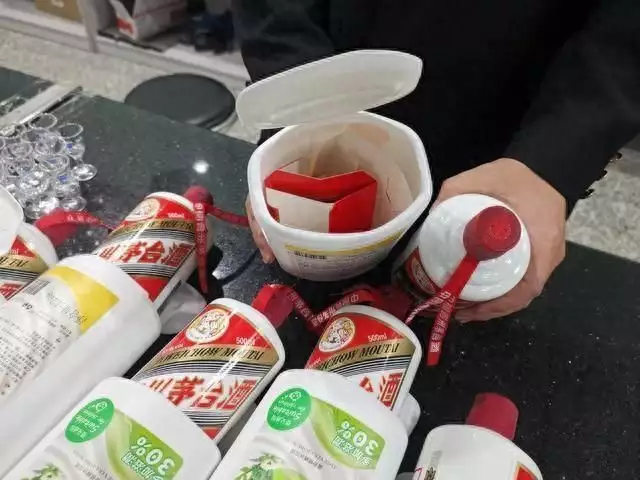 这都可以（沐浴露怎么过安检）大瓶沐浴露可以飞机托运吗，旅客利用沐浴露瓶走私8瓶茅台入境，被海关当场查获社牛的“中国地摊王”们，正横扫海外，