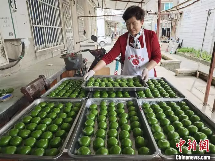 江南小镇青团热卖 民众争尝“春天的味道”杭州土皇帝虞关荣有多嚣张！四年敛财近40亿，一顿饭就要花费40万-第2张图片-特色小吃