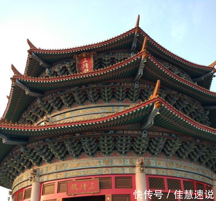 沿着石阶往上走,分别有几座宝殿:三清殿,云霄殿,黄大仙殿.