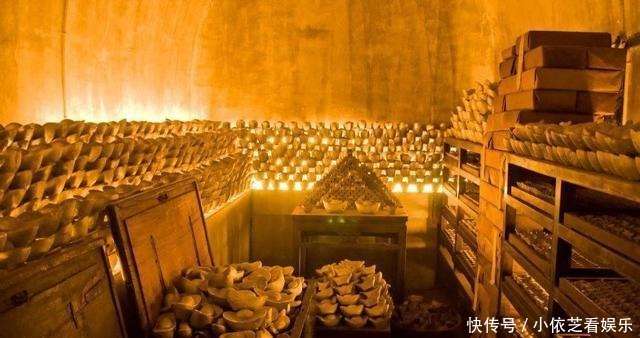 <p>小偷顶着金元宝，原路返回，再次从排水管道回去。但是走了一半之后，突然听见响声，他以为被发现了，于是浑身的汗毛都竖了起来。但是走近之后他才发现原来是同行。大概那天是一个盗窃的好日子，于是竟然有人跟这个小贼想的一样，从排水管道进入国库偷盗。</p>