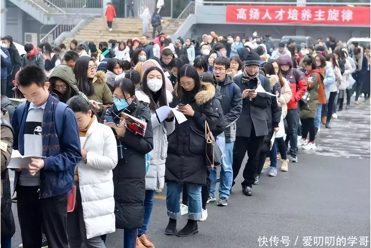 大学生考研选对院校，没有学费负担，还能获得“大笔”奖学金宋轶胆真大！穿一袭宫廷礼服中间“挖个洞”，差一点就挂不住了