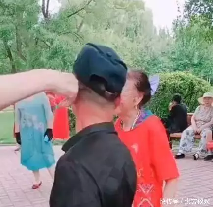 85岁马玉琴与男子跳舞,遭李玉成驱赶,网友:老太太风韵犹存真正聪明的女人,从来不会把老公当成亲人 85岁马玉琴与男子跳舞,遭李玉成驱赶,网友:老太太风韵犹存真正聪明的女人,从来不会把老公当成亲人
