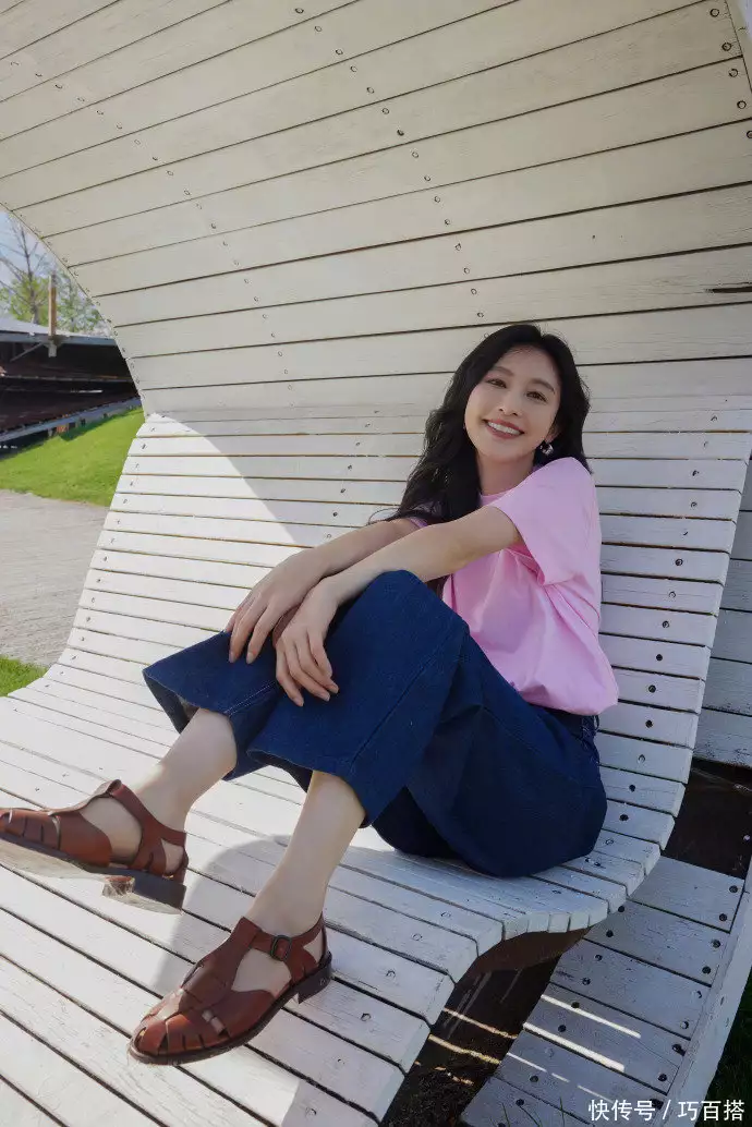 张俪的多巴胺穿搭真特别!颜色明艳款式基础,素人照着穿也不费力风情万种的6位女星,别人穿衣遮遮掩掩,她们却大方得体自信优雅7 张俪的多巴胺穿搭真特别!颜色明艳款式基础,素人照着穿也不费力风情万种的6位女星,别人穿衣遮遮掩掩,她们却大方得体自信优雅